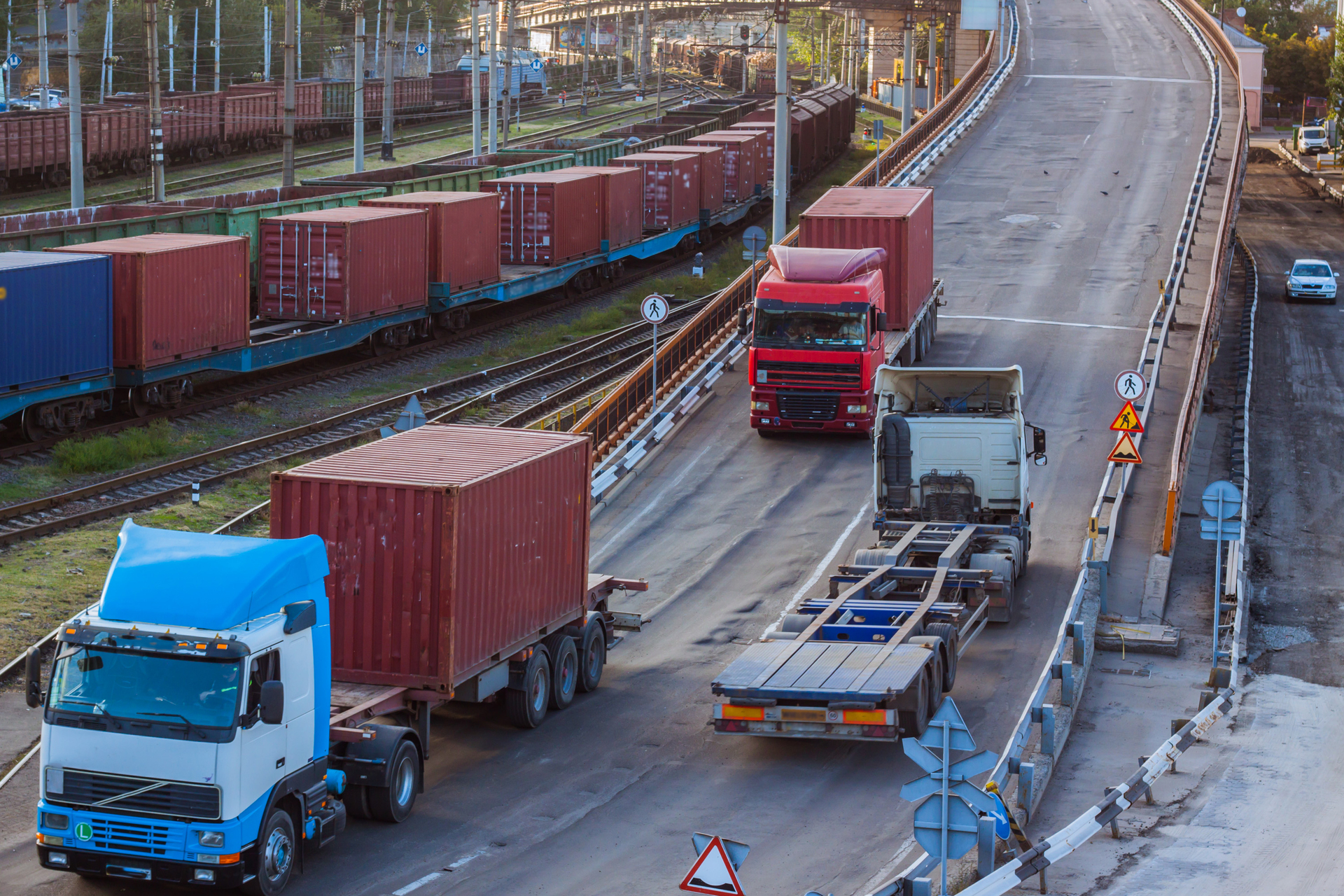 Camions et train de transport de marchandises